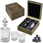 מארז מתנה וויסקי הכולל דקנטר, 2 כוסות, 6 אבנים ופאוץ בקופסת עץ מהודרת