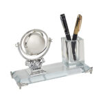 מעמד קריסטל גלובוס על לחיצת יד עם כוס לעטים