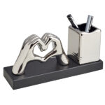 "ידיים יוצרות לב" מעמד שולחני עם כוס לעטים