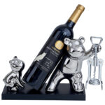 מעמד לבקבוק יין ופותחן שני דובים מחזיקים בקבוק