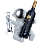 מעמד לבקבוק יין ופותחן אסטרונאוט מחזיק בקבוק