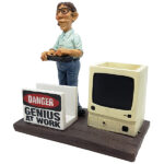 מעמד שולחני "גאון היי טק" עם כוס לעטים ומעמד לכרטיסי ביקור