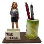 מעמד שולחני בוסית "THE BOSS" עם כוס לעטים ומעמד לכרטיסי ביקור